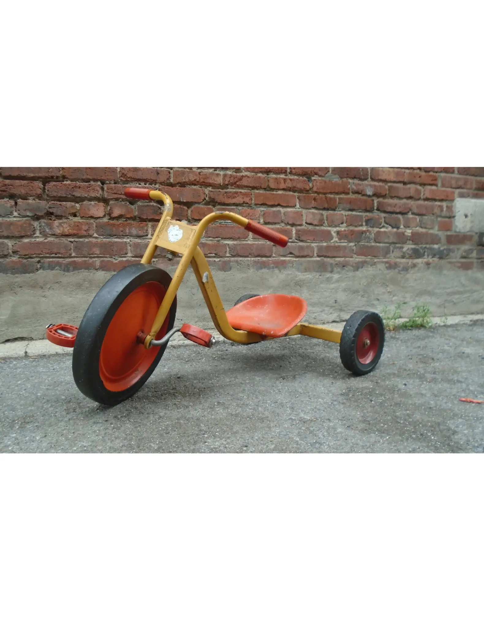 Tricycle pour enfant antique