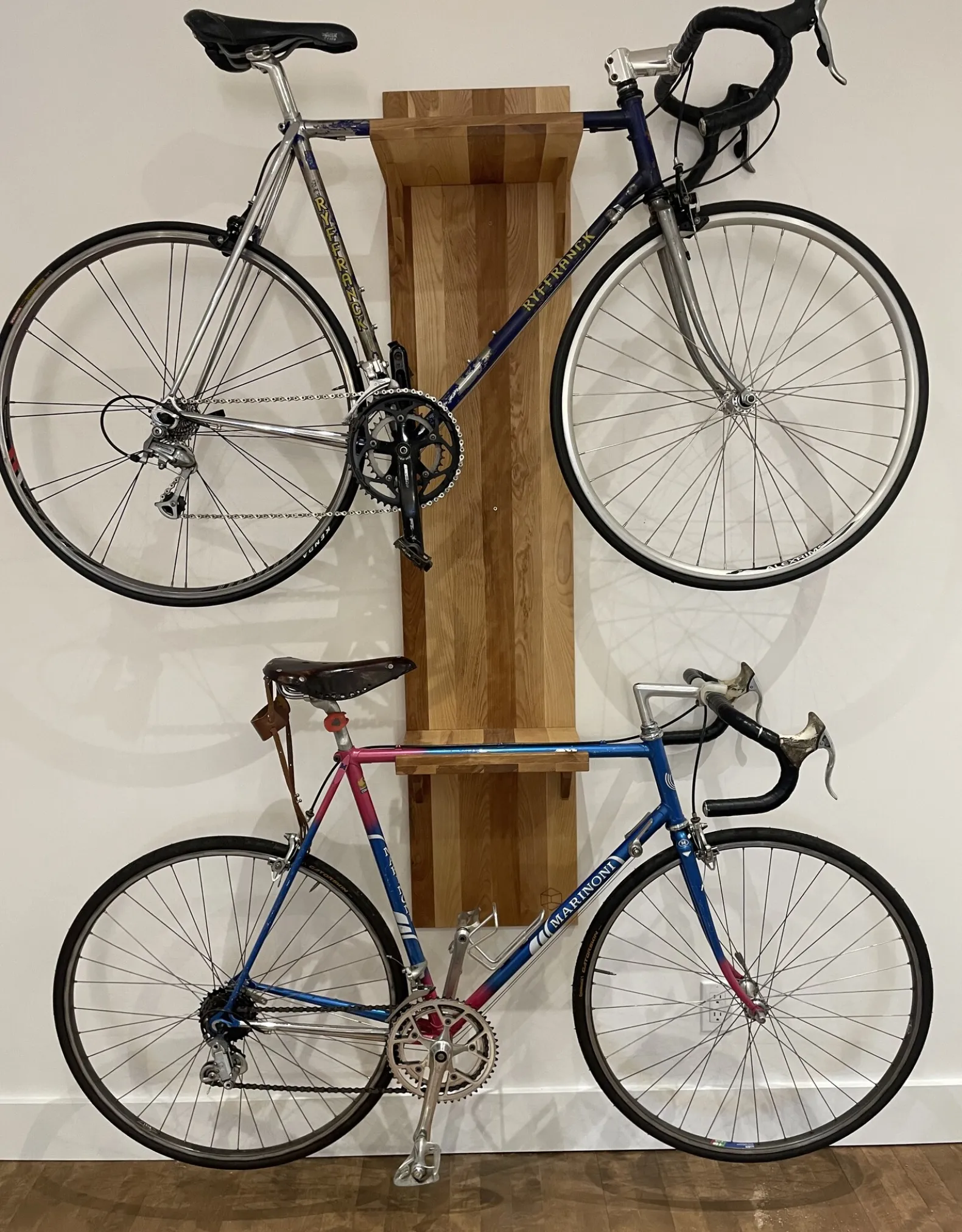 La Hutte Eco Ebénisterie Support mural pour 2 vélos en Merisier