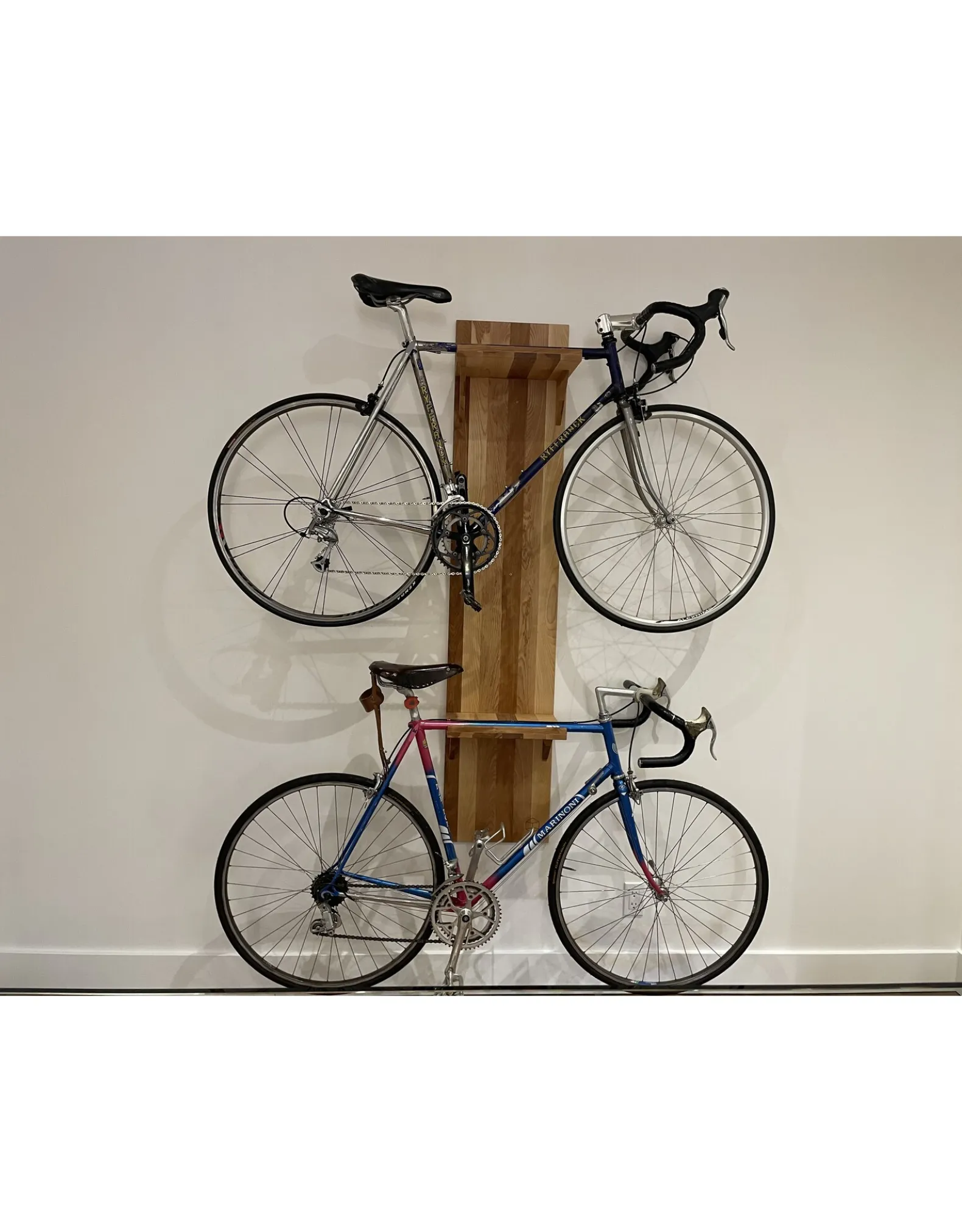 La Hutte Eco Ebénisterie Support mural pour 2 vélos en Merisier