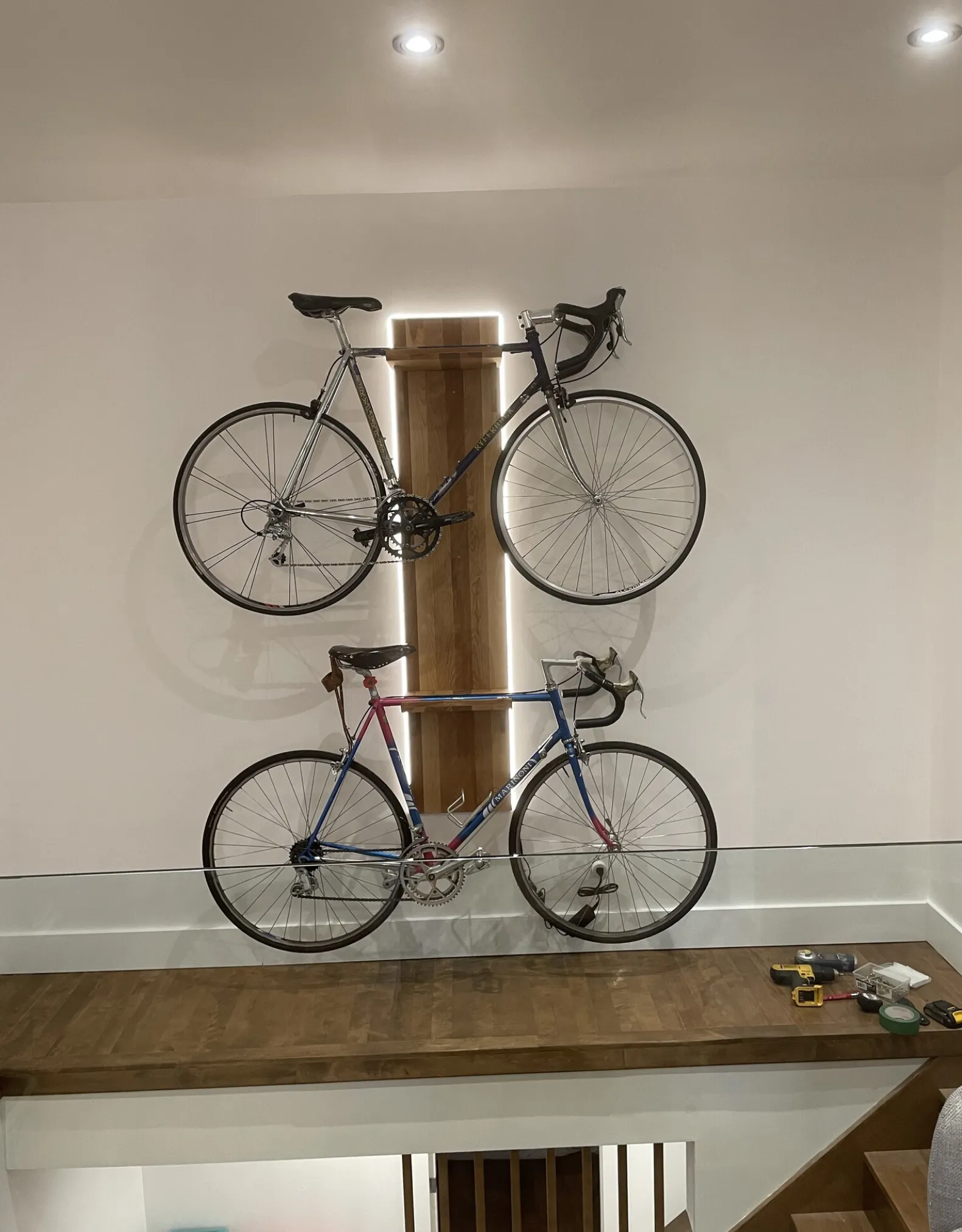 La Hutte Eco Ebénisterie Support mural pour 2 vélos en Merisier