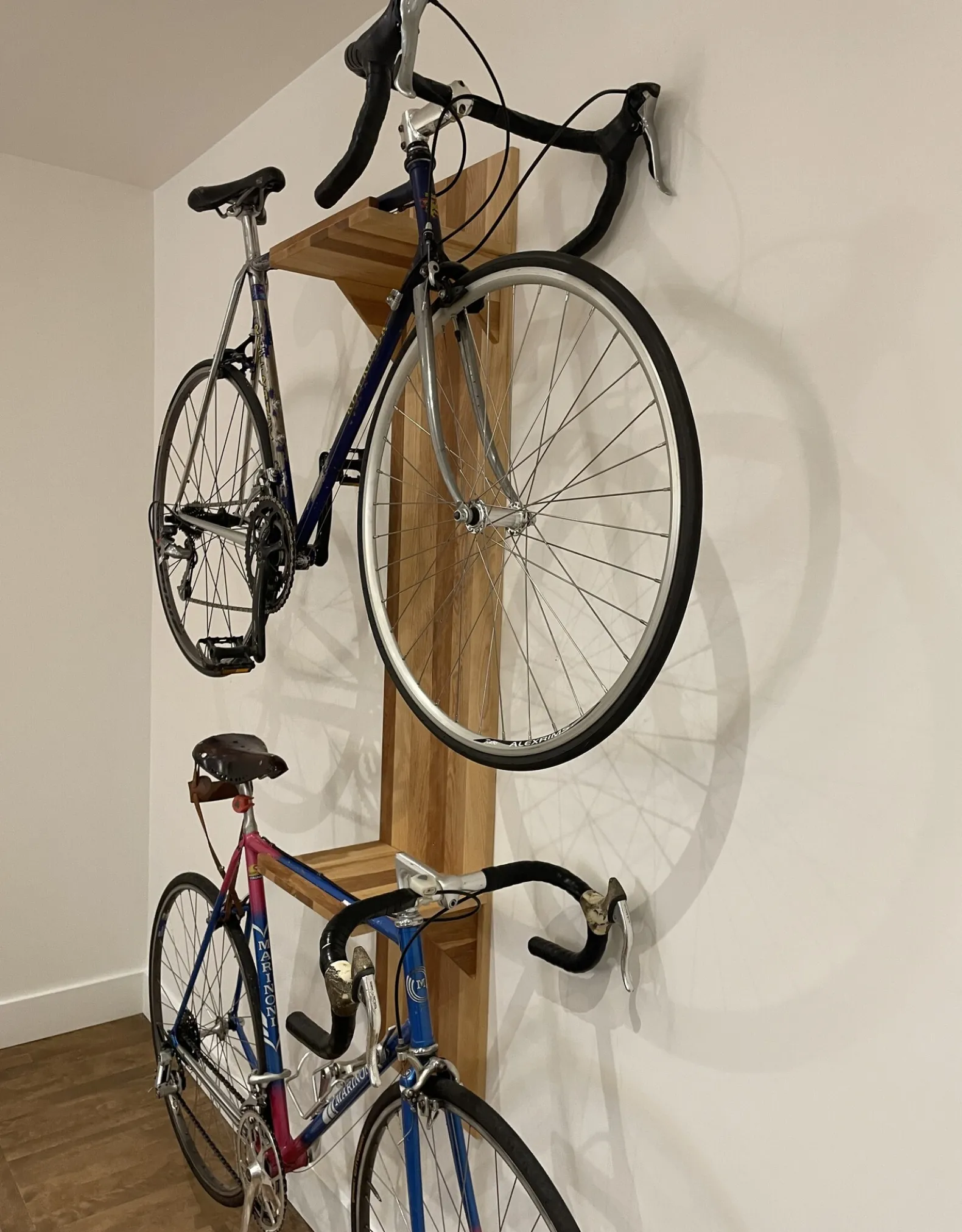 La Hutte Eco Ebénisterie Support mural pour 2 vélos en Merisier