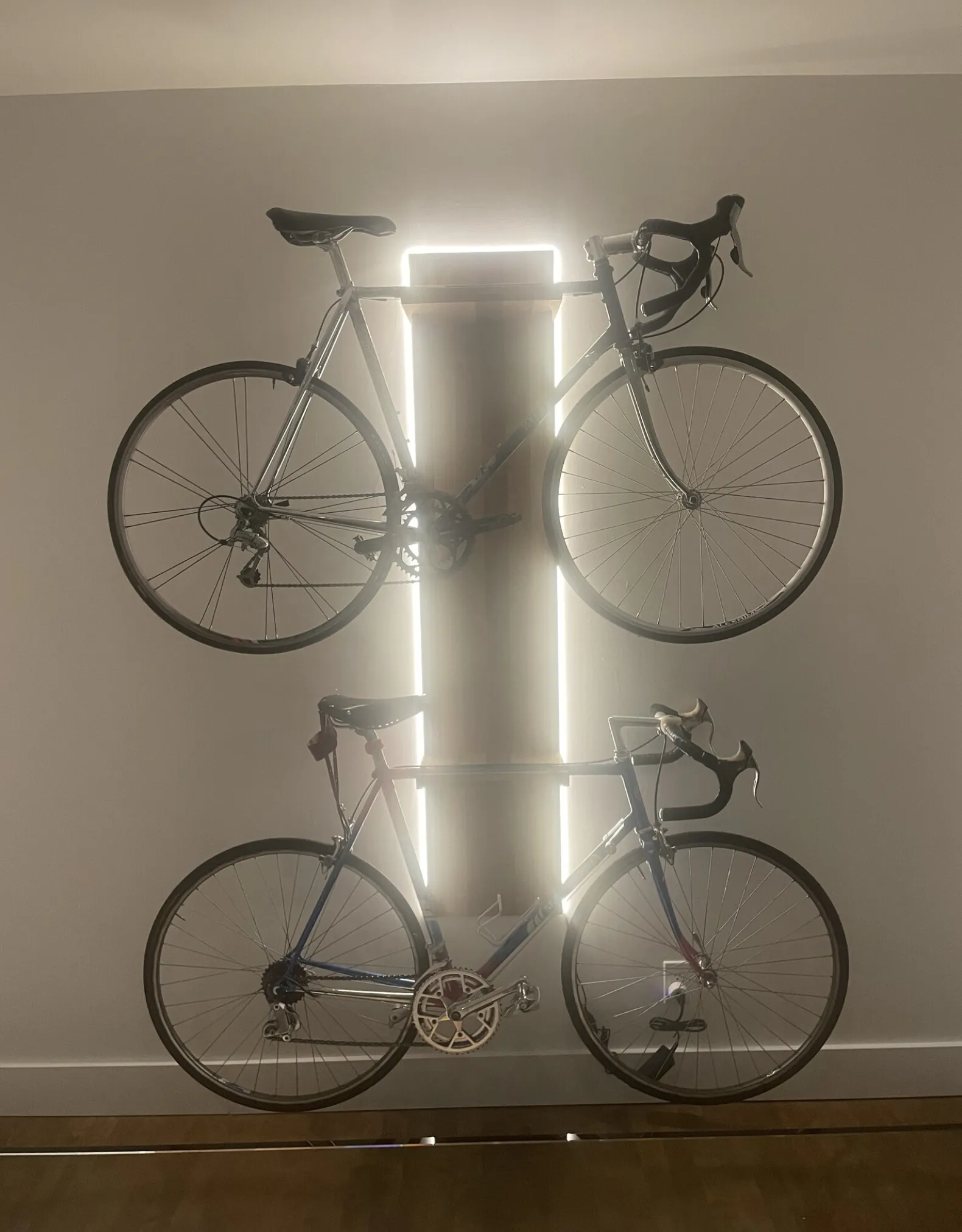 La Hutte Eco Ebénisterie Support mural pour 2 vélos en Merisier