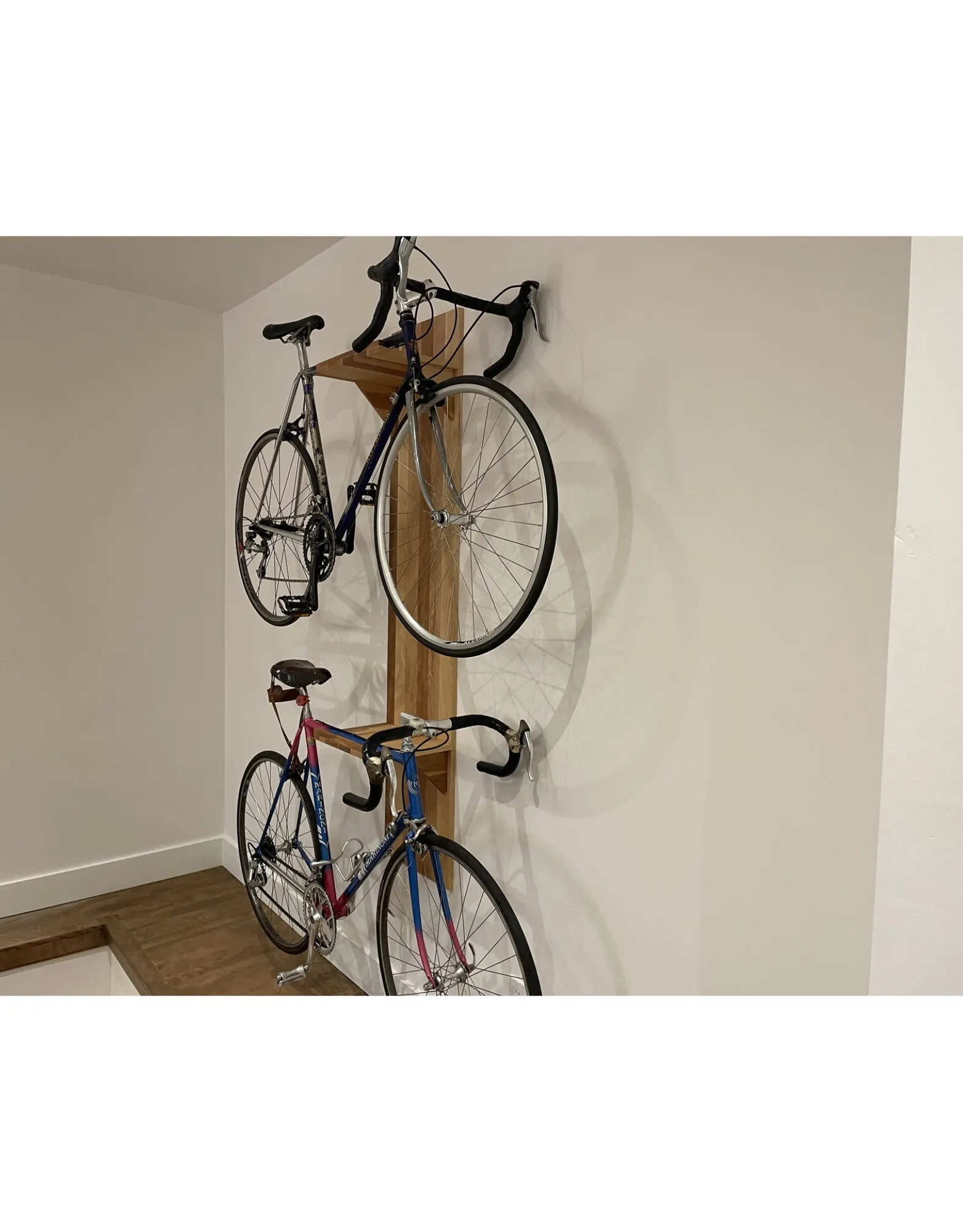 La Hutte Eco Ebénisterie Support mural pour 2 vélos en Merisier