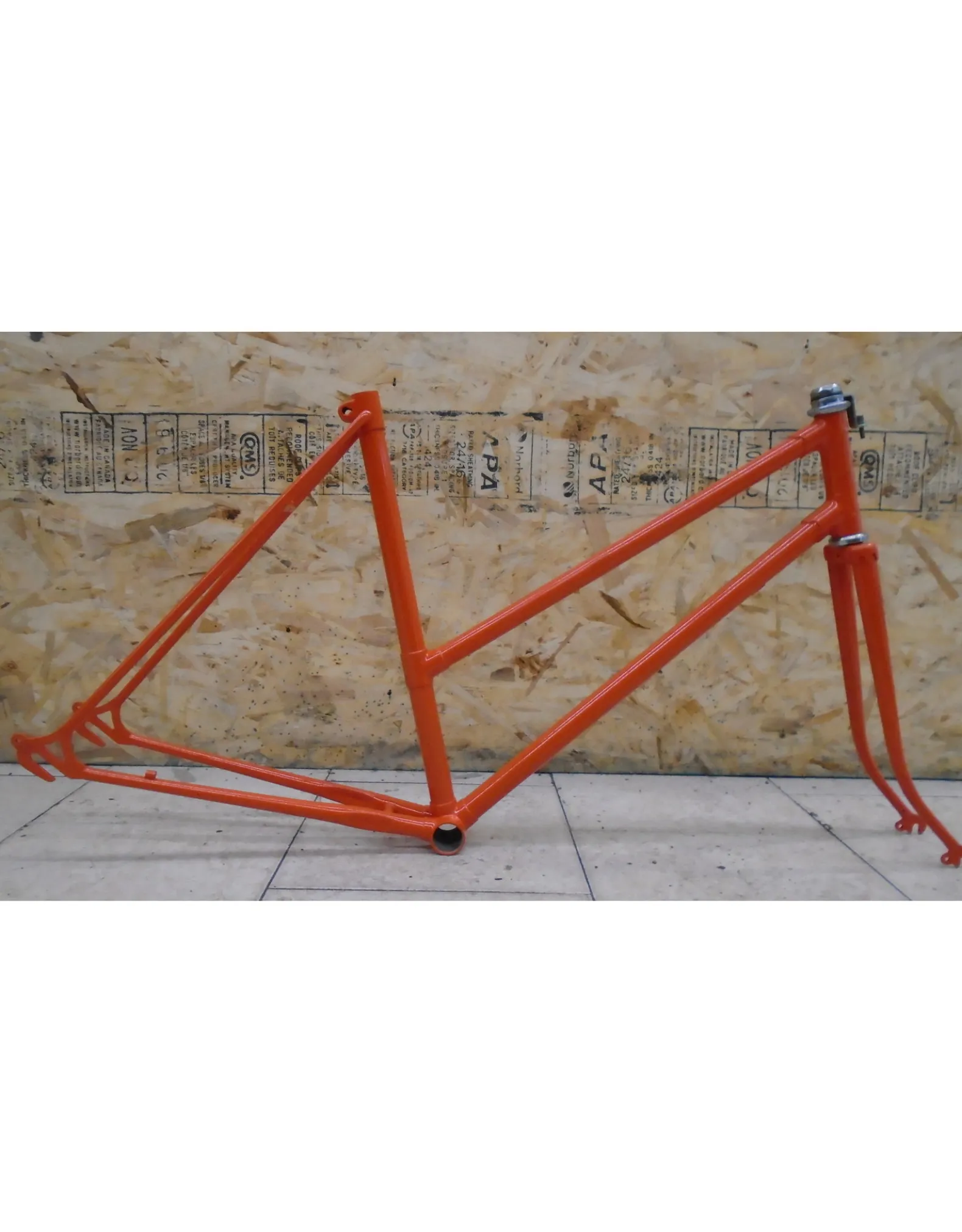 Cadre usagé en acier repeint orange 20"