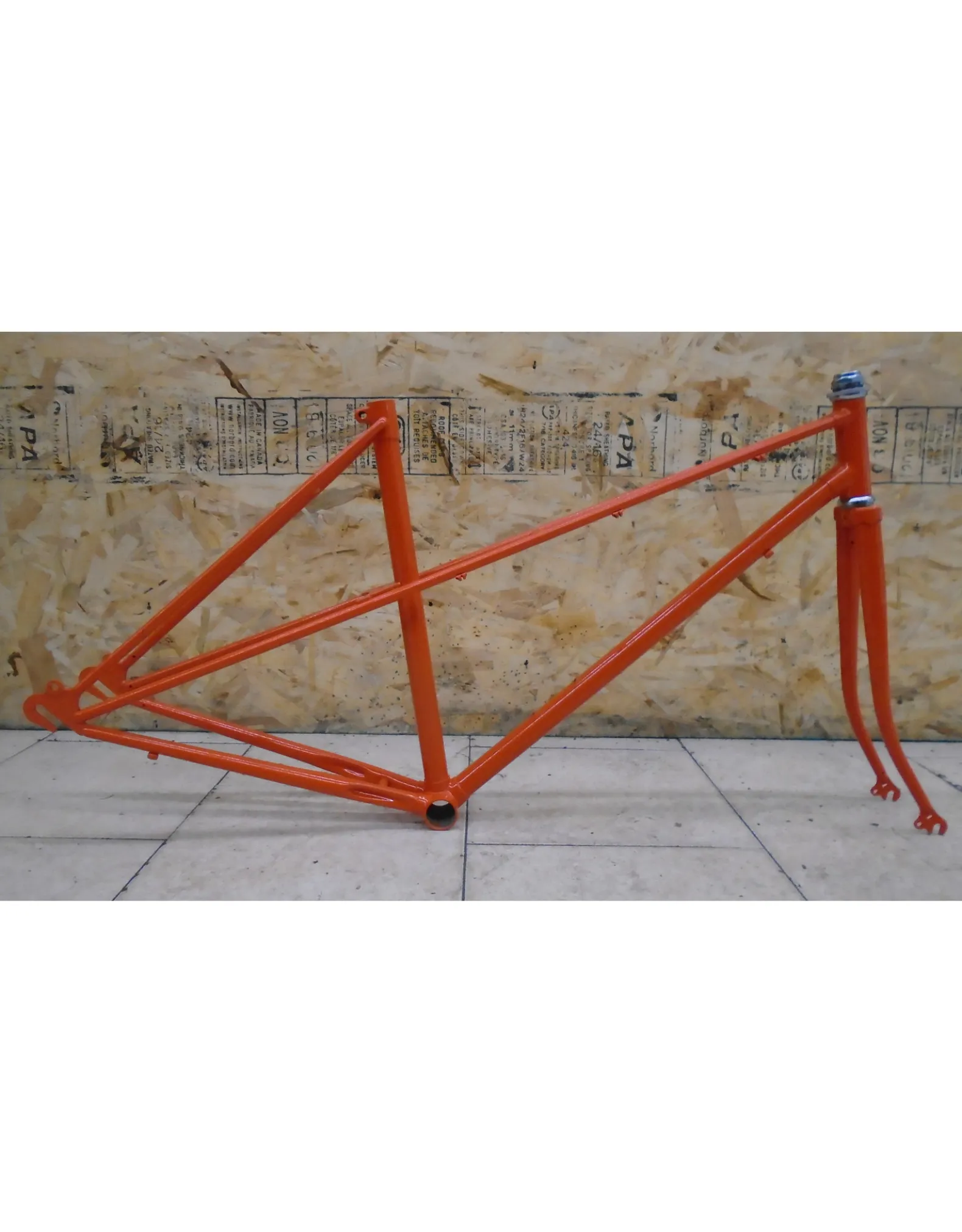 Cadre usagé en acier repeint orange 19"