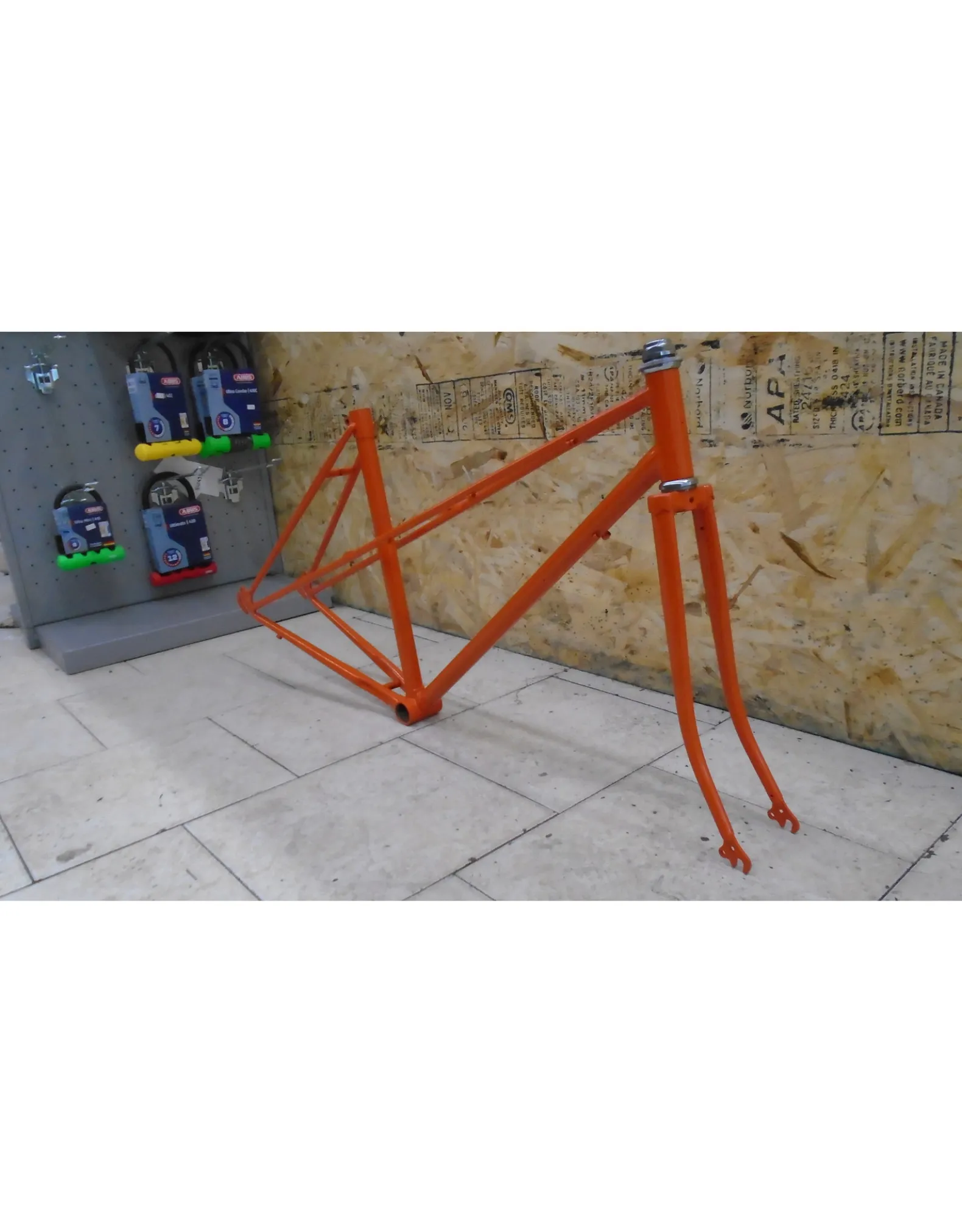Cadre usagé en acier repeint orange 19"