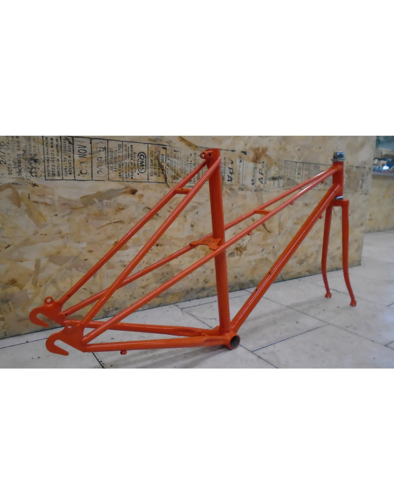 Cadre usagé en acier repeint orange 19"